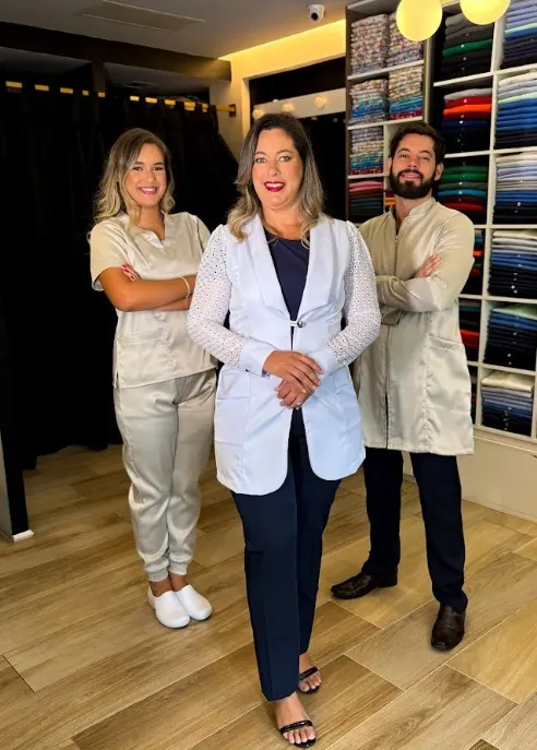 Equipe de saúde com jaleco, scrub e bata
